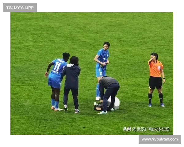 暮色下空地足球赛小守门员专注扑救，膝盖擦伤丝毫不影响比赛